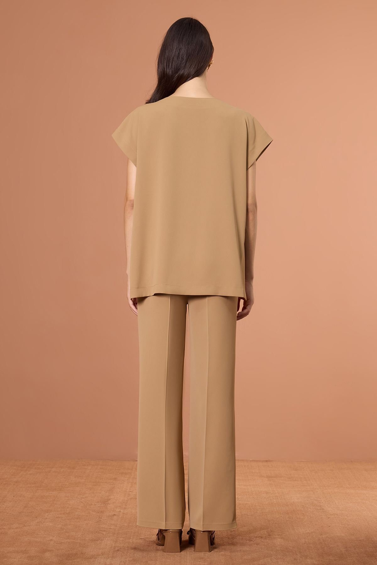 0012265_asimetrik-dokumlu-bluz-camel